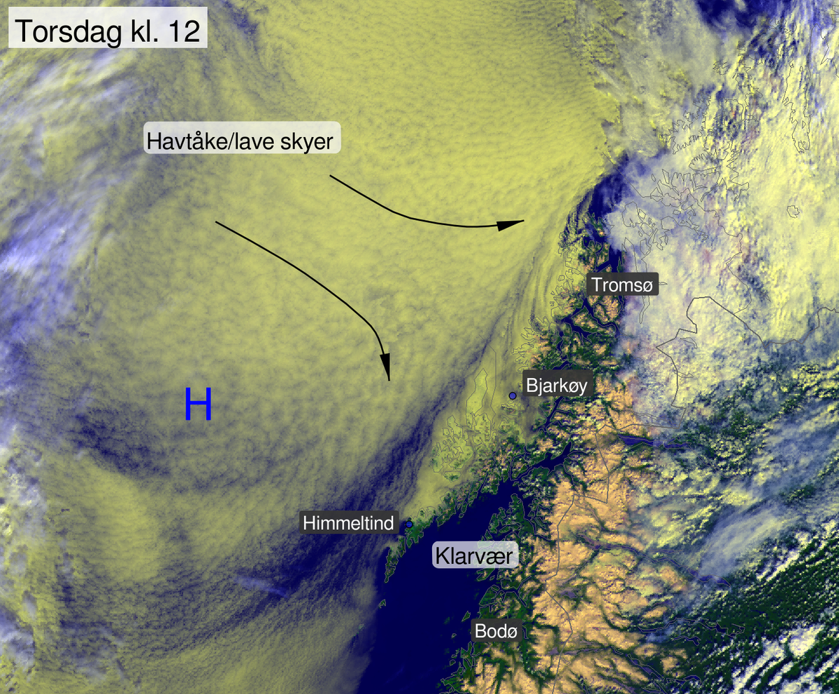 Satellittbilde som viser lave skyer/tåke og klarvær i Nord-Norge